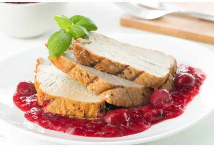 Szynka pieczona z sosem z czerwonego wina i wiśniami, 5 porcji (750 g)