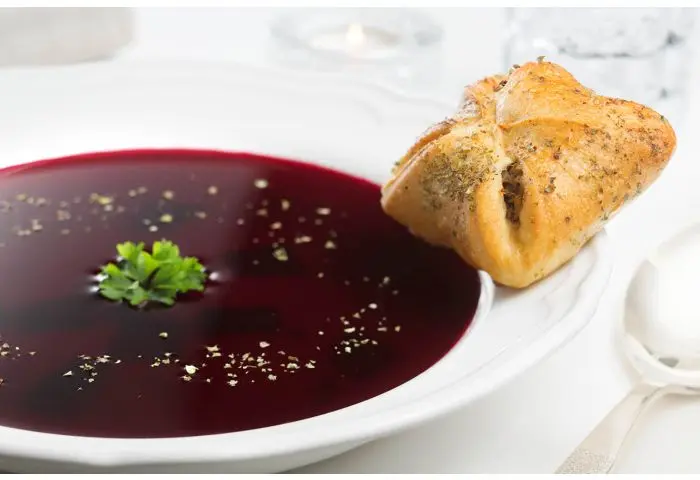 Barszcz czerwony, 10 porcji (3 litry) + paszteciki z kapustą i grzybami (10 szt.)