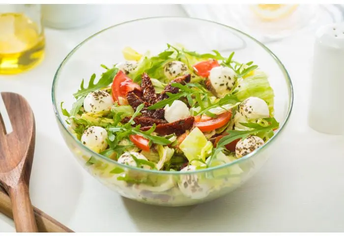 Sałatka z rukolą, mozzarellą i suszonymi pomidorami 1 kg