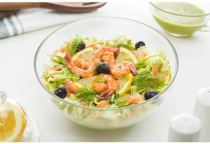 Sałatka z wędzonym łososiem i krewetkami 1 kg