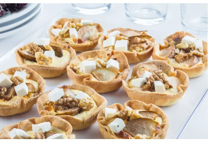 Tartaletki z gruszką, serem lazur i orzechami, 10 szt. 