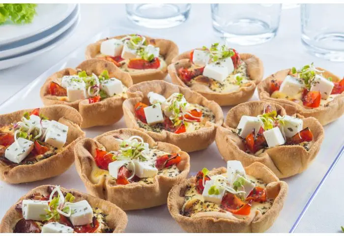 Tartaletki z pomidorkami koktajlowymi i serem feta, 10 szt. 