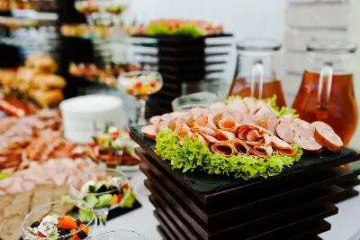 ILE KOSZTUJE CATERING NA IMPREZĘ? 