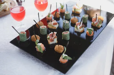 Co to jest finger food i jakie przekąski można podać na przyjęciu?