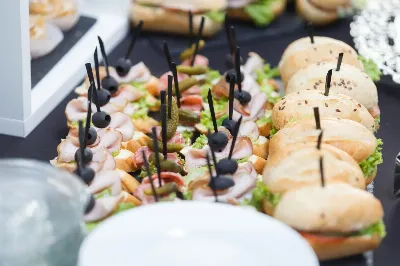 Jak wybrać idealny zestaw cateringowy na imprezę - czy można mieszać zestawy?