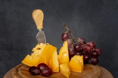 Jak podać sery na imprezę? Pomysły na deskę serów